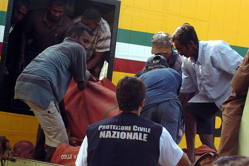 Sri Lanka, scarico degli aiuti da un Canadair italiano dopo il maremoto del 26 dicembre 2004