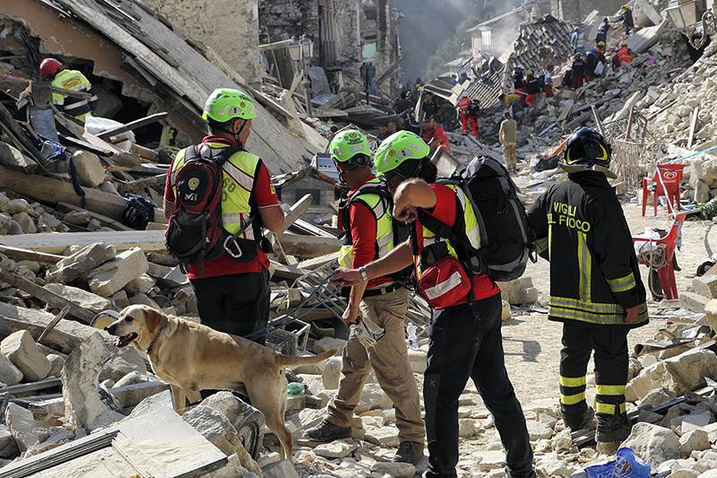 Amatrice, Rieti - Squadre impegnate in attività di ricerca e soccorso dopo il terremoto del 24 agosto 2016