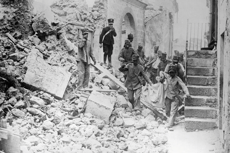 I crolli causati dal terremoto del 23 luglio 1930 in un paese del Vulture, nel nord della Basilicata