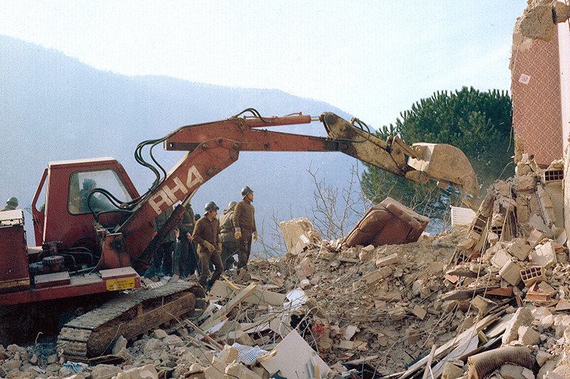 Squadre al lavoro dopo terremoto dell’Irpinia del 23 novembre 1980