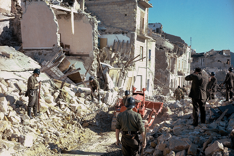 I danni causati dal terremoto che nella notte tra il 14 e il 15 gennaio del 1968 colpì la Valle del Belice