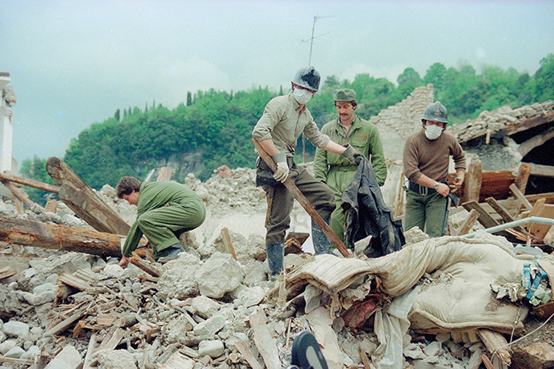 Squadre di soccorritori all’opera in seguito al terremoto in Friuli del 6 maggio 1976