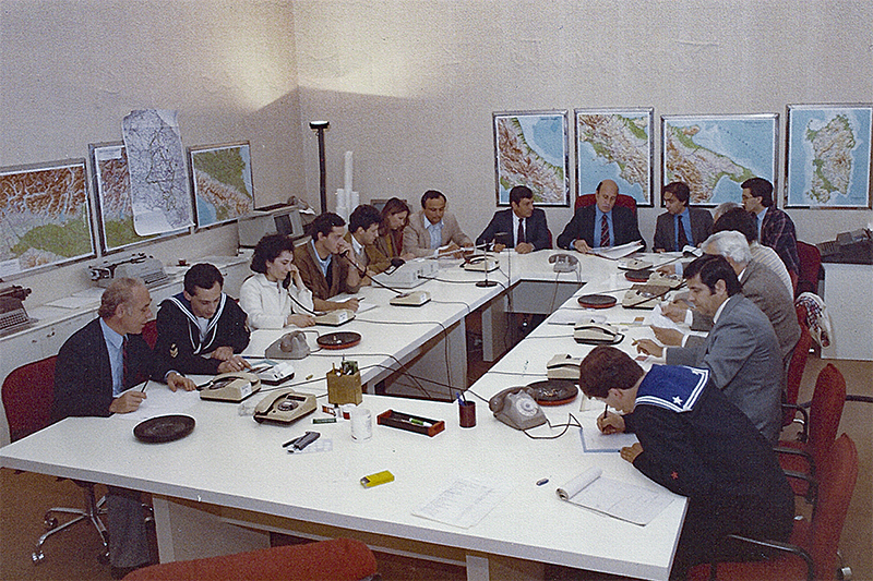 Roma, 7 maggio 1985 - Il primo Comitato Operativo della Protezione Civile, riunito in via Ulpiano e presieduto da Elveno Pastorelli